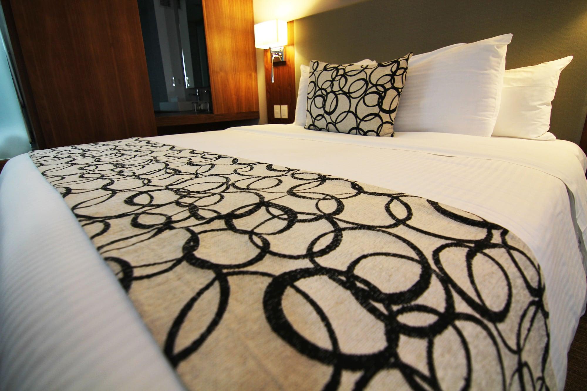 Casa Inn Premium Hotel Queretaro Miranda Exteriér fotografie A bed runner