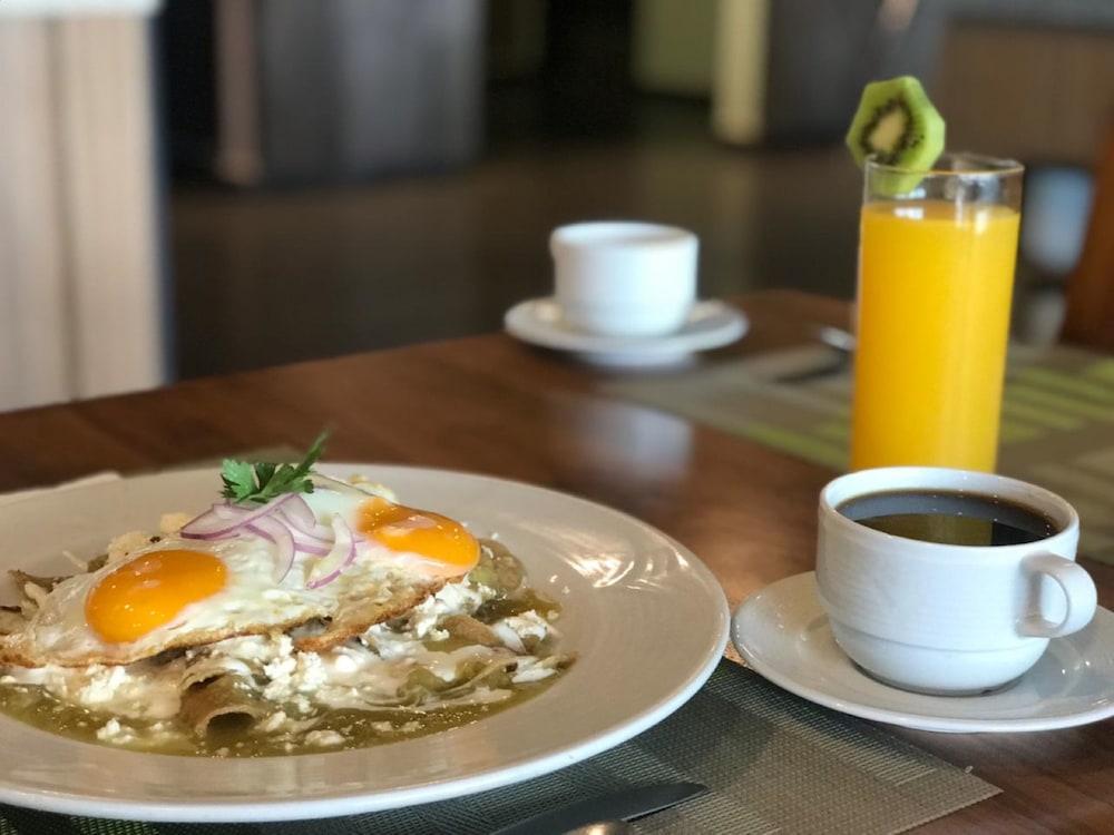 Casa Inn Premium Hotel Queretaro Miranda Exteriér fotografie Huevos rancheros