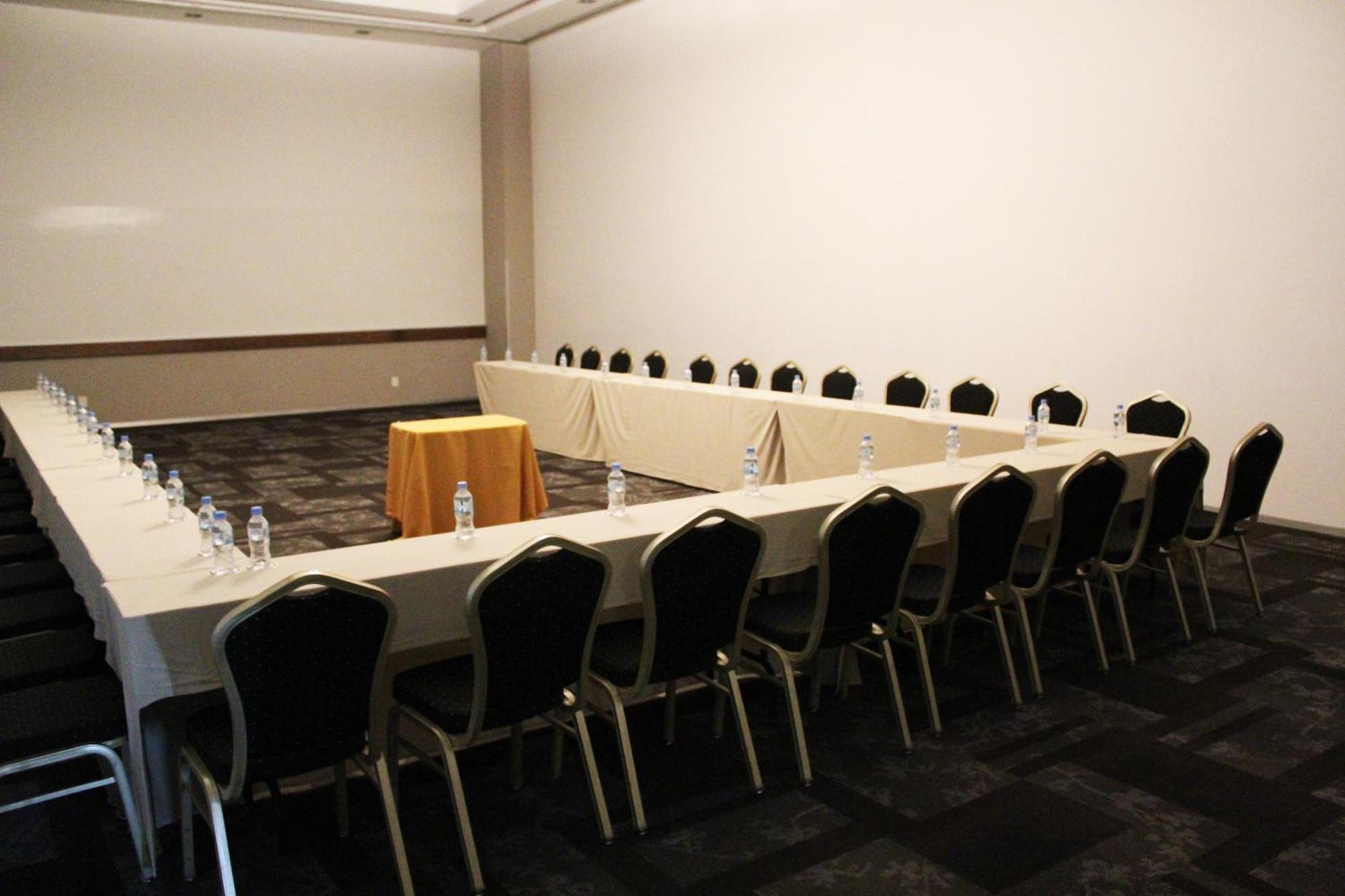 Casa Inn Premium Hotel Queretaro Miranda Exteriér fotografie U-shaped table