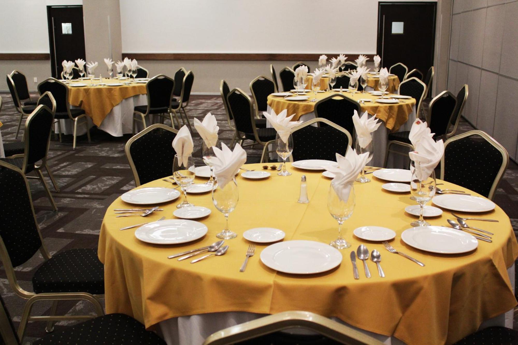 Casa Inn Premium Hotel Queretaro Miranda Exteriér fotografie A table set for a formal dinner