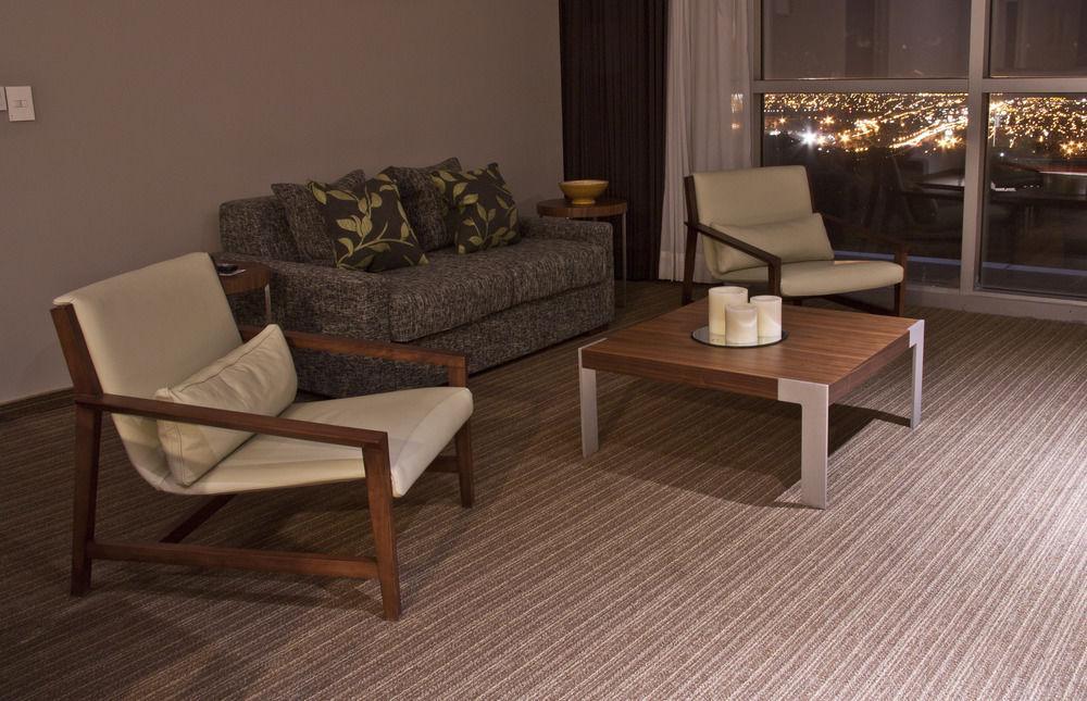 Casa Inn Premium Hotel Queretaro Miranda Exteriér fotografie A room with carpet