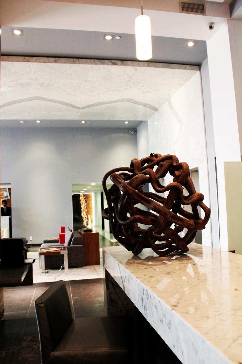 Casa Inn Premium Hotel Queretaro Miranda Exteriér fotografie The sculpture "The World" by the artist at the entrance of the hotel